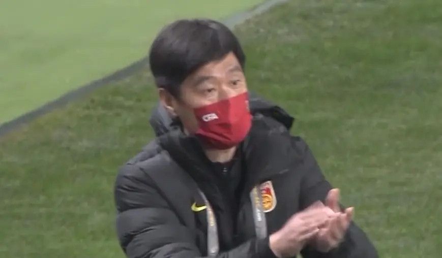 按摩服务的妻子